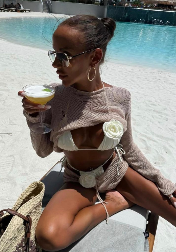 Havuz kenarında beyaz çiçek detaylı bikini ve örgü takım